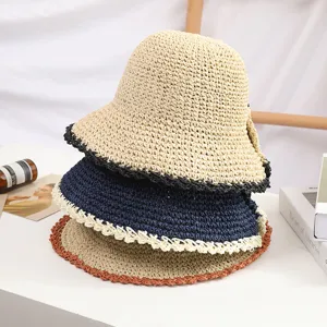 Detail de chapeau seau de paille tisse a la main d'ete pour femme montrant un design empile.
