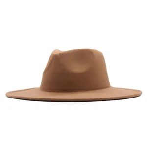 Nahaufnahme zeigt die detaillierte Textur des braunen Woll-Fedora-Hutes mit breiter Krempe.