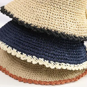 Gros plan détaillé des chapeaux de paille d'été pour femmes avec texture tressée.