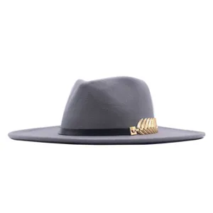 Detailansicht des grauen Wollfedora Hutes mit schwarzem Band und goldener Blattdekoration.