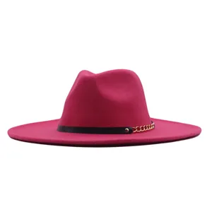 Detailansicht des pinken Damen Wollhutes mit schwarzem Lederriemen und goldener Kette.