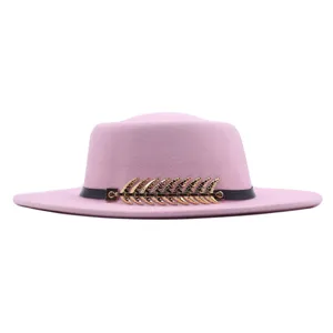 Rosa Wollfilz Fedora Hut mit schwarzem Lederband und stilvollem Metall Fischgräten Dekor.