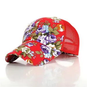 Detail van de baseballpet met paarse bloemenprint en een ademende rode achterkant in mesh.