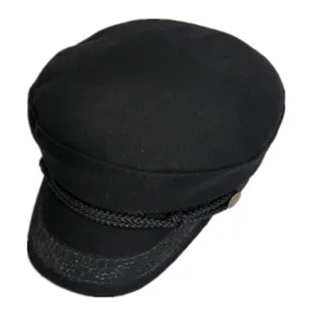 Dettaglio cappello militare nero classico, elegante berretto di lana con corda intrecciata.