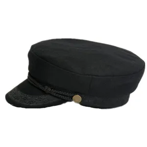 Primo piano dettaglio del cappello da marinaio in lana nera con tessuto testurizzato e bottone.