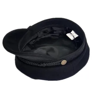 Vista ravvicinata dettagliata della fodera interna e dell'etichetta del cappello nero.