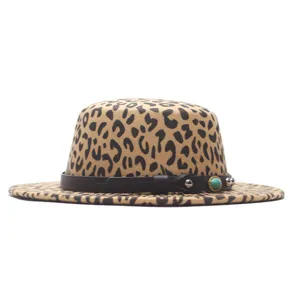 Gros plan sur le chapeau à imprimé léopard, texture en laine douce avec ceinture en cuir noir et pierre.