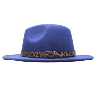 Detailansicht eines blauen Fedora-Hutes mit stylischem Leopardenmuster-Gürtel und Schnalle.