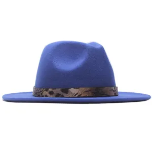 Eleganter blauer Filzhut im Fedora-Stil mit modischem Leopardenmuster-Gurtband für Damen.