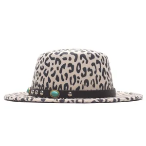 Vue détaillée du chapeau fedora plat à imprimé léopard tendance avec bande en cuir turquoise.