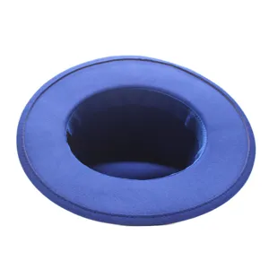 Detailansicht des stilvollen blauen Filzhutes mit breiter Krempe und feiner Verarbeitung.