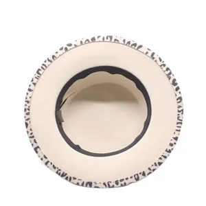 Détails du chapeau feutre élégant avec bord imprimé léopard et bande intérieure noire chic.