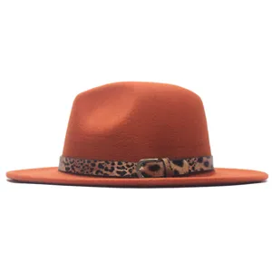 Nahaufnahme des orangen Fedora-Hutes mit Leopardenmuster-Gürtel und Schnalle, feine Textur.