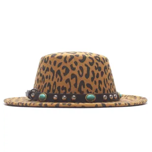 Chapeau fedora plat en laine motif leopard avec bande en cuir cloute pour mode femme.