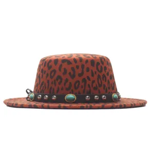 Chapeau Fedora plat en laine imprimé léopard avec bande en cuir cloutée style western
