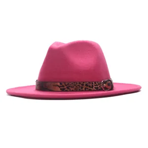 Rosa Filzhut Fedora für Damen breite Krempe Jazz Hut mit Leopardengürtel und Schnalle.