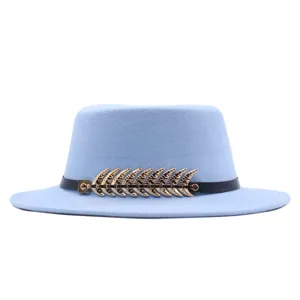 Nahaufnahme des stilvollen hellblauen Fedora-Hutes mit goldenem Fischgräten-Gürtelaccessoire.