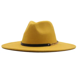 Detailansicht des gelben Wollhutes, breiter Jazzhut mit schwarzem Riemen und goldener Kette.