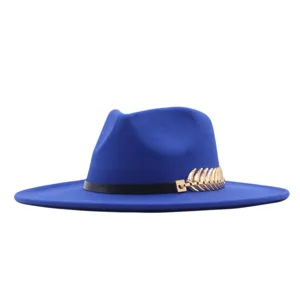 Blauer Woll-Fedora-Hut für Damen mit schwarzem Band und glänzendem Goldblatt-Metalldetail.