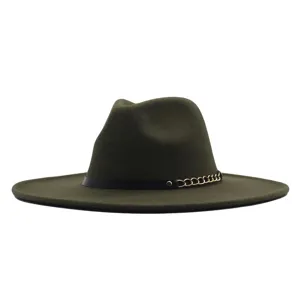 Nahaufnahme des dunkelgrünen Wollfedora-Hutes mit schwarzem Gürtel und goldener Kette für den Winter.