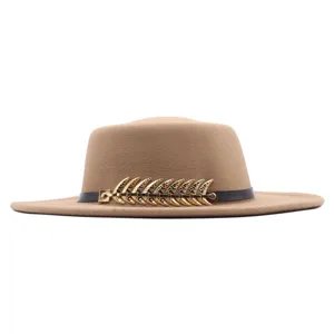 Kamelbrauner Fedora Hut Detail mit schwarzem Lederriemen und goldener Metallfeder Dekoration.