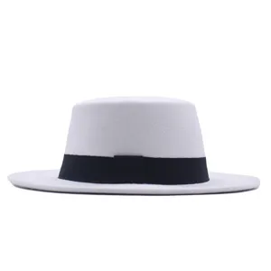 Nahaufnahme des Retro-Flachhut-Wollfilzhutes mit feinem schwarzen Band und eleganter Schleife.