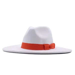 Nahaufnahme des eleganten Filzhuts mit breiter Krempe und einem leuchtend orangen Band.