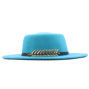 Türkisblaue Damen Flachtop Filz Fedora Hut mit schwarzem Gürtel und goldenem Fischgräten Dekor.