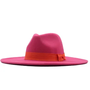 Nahaufnahme des rosa Filzhutes mit leuchtend orangefarbenem Band und feiner Materialtextur.