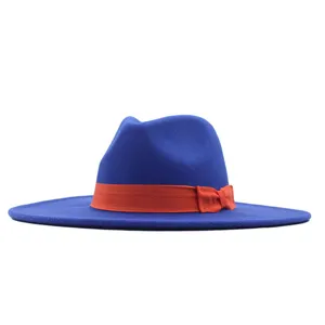 Blauer Woll-Filzhut mit breiter Krempe im Detail, mit leuchtend orangenem Band und eleganter Schleife.
