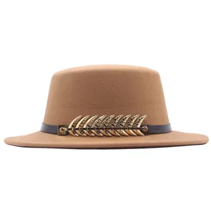 Retro britischer flacher Fedora-Hut mit Metall-Fischgräten-Gürtel, warmer Wollhut für den Herbst.
