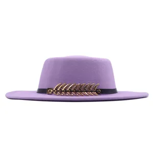 Lila Filzhut für Damen, elegante Wollmütze mit stilvollem Metall-Fischgräten-Gürtel-Dekor.