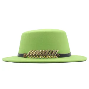 Grüner Wollfedora Hut mit schwarzem Lederriemen und goldener Fischgräten Deko für Damen.