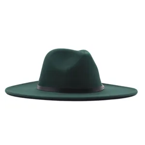 Nahaufnahme des dunkelgrünen Woll-Fedora-Huts mit breiter Krempe, schwarzem Ledergürtel.