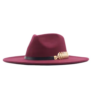 Burgunderroter Wollfilz Fedora Hut mit schwarzem Band und goldener Blatt Schnalle.
