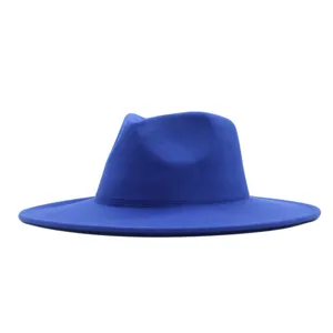 Detailansicht des blauen Woll-Fedora-Hutes, breite flache Krempe Winter-Mode-Accessoire.