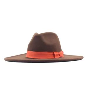 Nahaufnahme eines braunen Wollhutes mit breiter Krempe und auffälliger orangefarbenen Schleife.