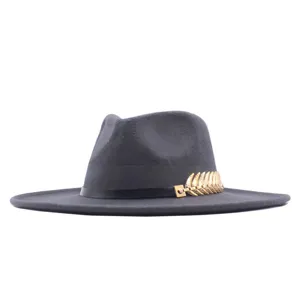 Nahaufnahme des dunkelgrauen Fedora-Hutes mit edlem goldenen Blatt-Dekor im Detail.