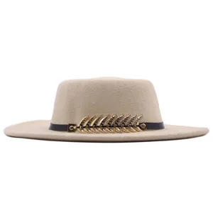 Elegante Damen Wollfilz Fedora Mütze mit schwarzem Gürtel und goldener Fischgräten Metallschnalle.