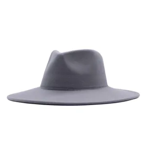 Detailansicht eines klassischen grauen Filzhutes mit breiter Krempe, eleganter Wollhut.