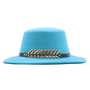 Blauer Fedora Hut mit flacher Krone, Retro Wollmütze mit schwarzem Gürtel und Fischgräten.