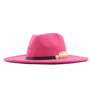 Rosa Filzhut für Damen, ausgestattet mit schwarzem Band und goldenem Blatt-Dekor für Herbst.