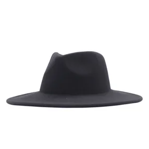 Detailansicht des schwarzen Filzhutes mit breiter Krempe, klassische Herbst Winter Kopfbedeckung.