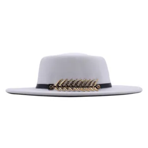 Detailansicht des eleganten grauen Fedora-Hutes mit schickem goldenen Fischgräten-Accessoire.