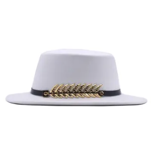 Schicker weißer Wollhut Detailansicht mit schwarzem Riemen und goldenem Fischgräten-Dekor.