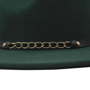 Nahaufnahme eines dunkelgrünen Filzhutes mit schwarzem Leder und goldener Kette.