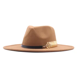 Detailansicht des camelbraunen Damen Wollfilz Hutes mit schwarzem Riemen und goldenem Blattdekor.
