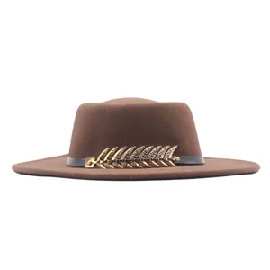 Nahaufnahme des braunen Wollfilz-Fedora-Hutes mit einzigartigem Metall-Feder-Band-Detail.