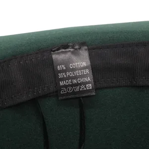 Nahaufnahme Detailansicht des inneren Waschetiketts mit Materialzusammensetzung und Pflege.