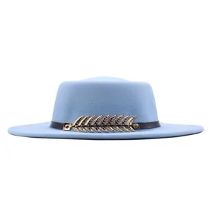 Damen flacher Wollfilz Fedora Hut mit Metall Fischgräten Detail für Herbst Winter Mode.